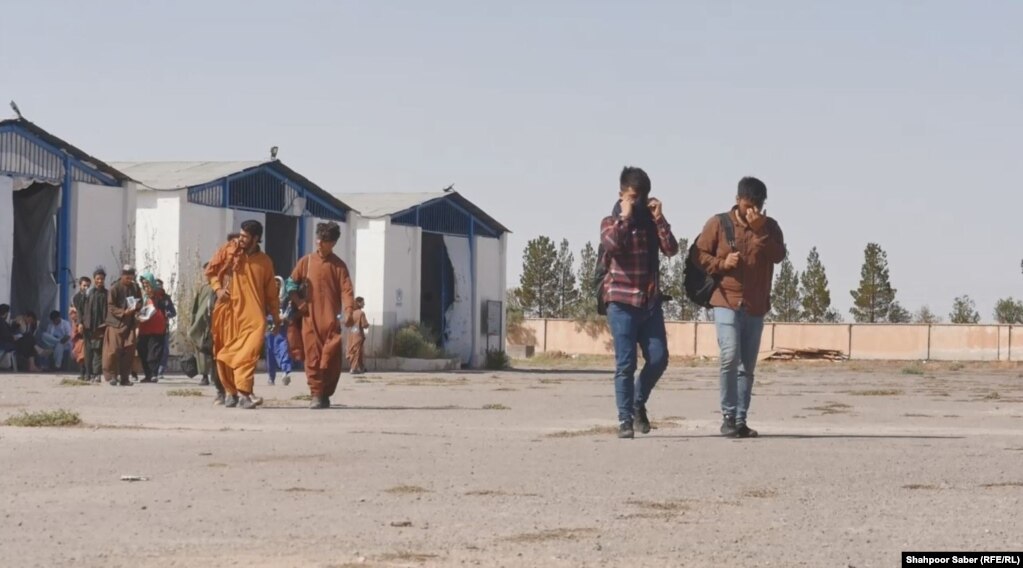 Young Afghan men walk toward the crossing into Iran in the western Afghan province of Herat. (file photo)