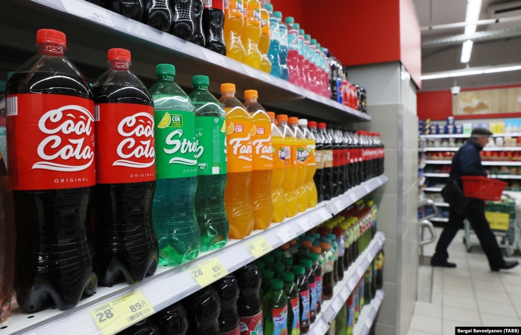 Kompania Coca-Cola ndaloi prodhimin dhe shitjen në Rusi në muajin gusht. Por, një mori pijesh të ngjashme janë duke u prodhuar Rusi dhe po mbushin raftet në dyqanet ruse. Në këtë fotografi shfaqen pijet ruse: Cool Cola, Street dhe Fancy, që shiten në një dyqan në Moskë.    