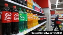 Російські замінники відомого американського бренду напоїв на полицях супермаркета «Магніт», фото ілюстративне
