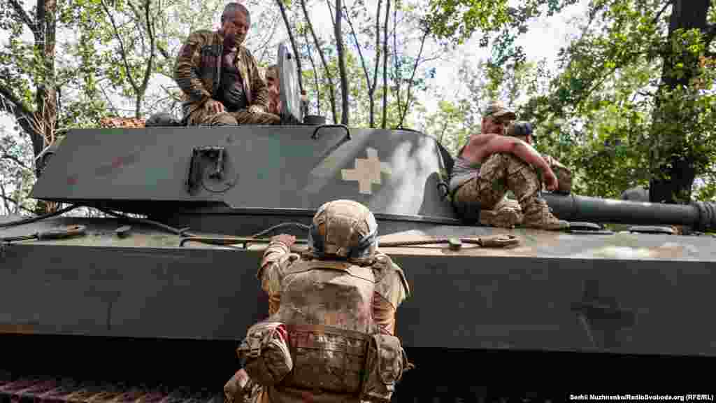 За лічені хвилини так і стається. Екіпаж вантажиться, готується до бою, і машина 2С1 виривається у поле&nbsp;&ndash;&nbsp;на вогневу позицію.