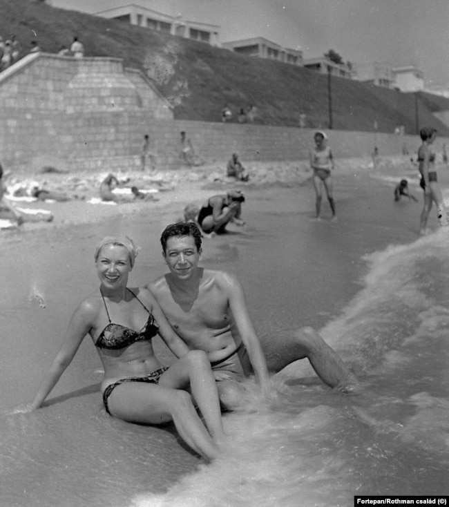 Një çift duke pushuar në Eforie, Rumani, në 1959.