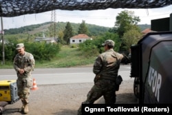 Američki vojnici stoje pored puta za granični prelaz Jarinje severno od Severne Mitrovice, Kosovo, 1. septembar 2022.