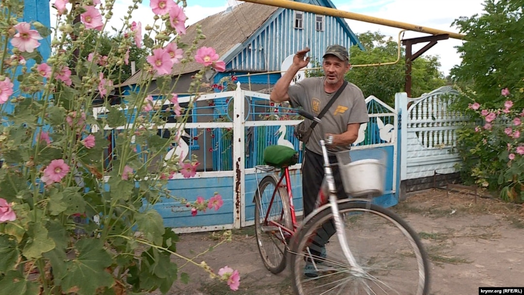 Олександр Худик доглядає за сусідськими будинками