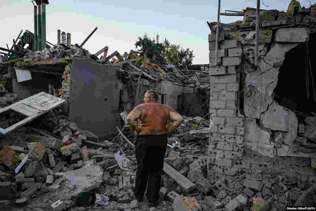 Olekszandr Sulga és lerombolt háza a rakétatámadás után