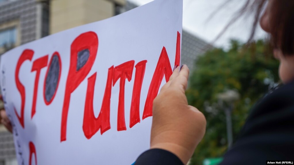 "Ndal Putin", një nga pankartat e gazetareve ukrainase në Prishtinë.