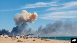 Dim se vidi sa plaže u Sakiju nakon što su se čule eksplozije iz pravca ruske vojne vazduhoplovne baze u blizini Novofedorivka, Krim, 9. avgusta 2022. 