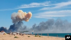 Дим се издига близо до плажа в Саки, след като експлозии разтърсиха руска военна въздушна база близо до Новофедоровка, Крим, 9 август 2022 г.