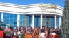 15 августа тысячи людей собрались возле торгового центра «Белент», чтобы сыграть в лотерею. Мары, август, 2022 г.