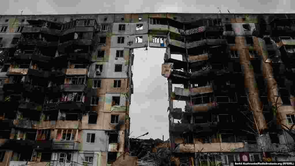 Прапор України на зруйнованому російським бомбардуванням житловому будинку у Бородянці. Київщина, 8 квітня 2022 року