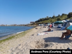 Plaja de nudiști din 2 Mai, singura oază a boemei de altă dată de pe litoralul românesc, după ce Vama Veche a devenit stațiune. Parte din foștii „vamaioți”, care vin la mare pentru liniște, s-au retras în 2 Mai. În plin sezon plaja e foarte aglomerată.