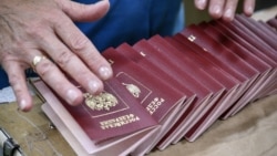 Сотрудник поправляет бланки российских паспортов на заводе «Гознак» в Москве 11 июля 2019 года.