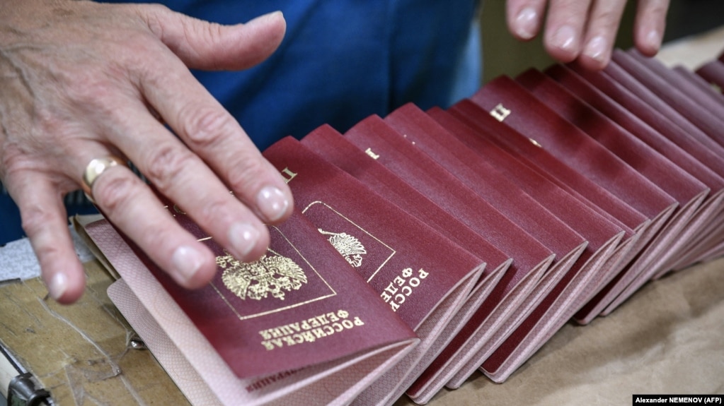«Якщо ти паспорт не оформив, то тобі ставлять питання, чому ти цього не робиш. Ти маєш якось це аргументувати»