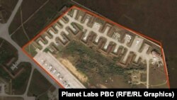 Poză a bazei aeriene ruse Saki, din vestul peninsulei Crimeea, realizată de Planet Labs PBC, pe 9 august 2022, înainte de seria exploziilor de marți