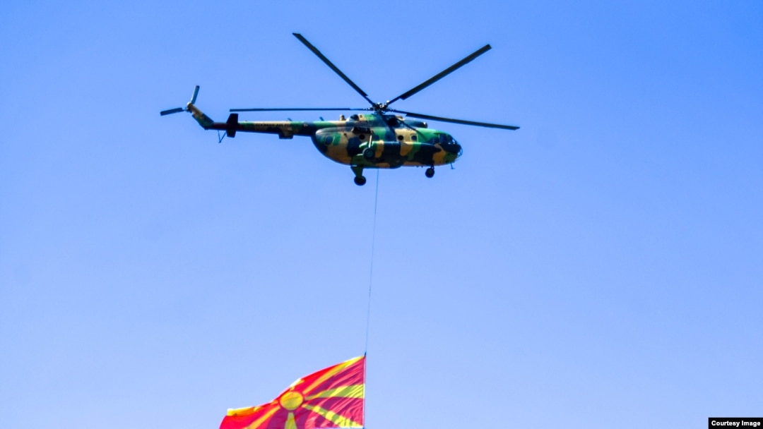 Makedonski vojni helikopter iznad kasarne "Ilinden" u Skoplju, na obilježavanju 30. godišnjice osnivanja vojske, avgust 2022.