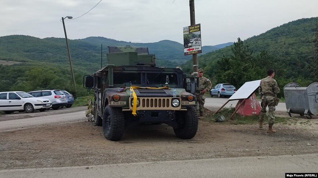 Më 31 korrik dhe 1 gusht, tensionet u rritën në veri të Kosovës, pasi serbët lokalë ngritën barrikada për të kundërshtuar dy vendime të Qeverisë së Kosovës, atë për targat dhe dokumentet serbe. 