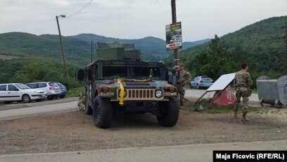 Më 31 korrik dhe 1 gusht, tensionet u rritën në veri të Kosovës, pasi serbët lokalë ngritën barrikada për të kundërshtuar dy vendime të Qeverisë së Kosovës, atë për targat dhe dokumentet serbe. 