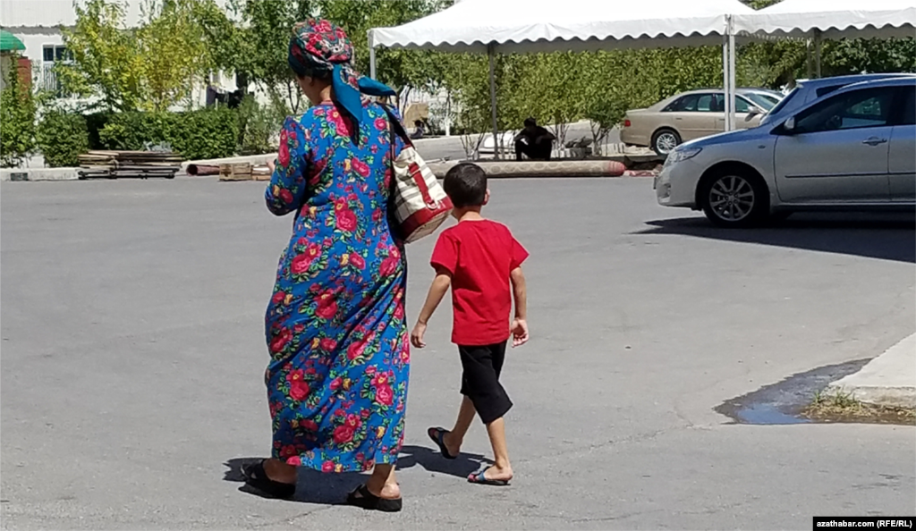 Aşgabat. Eneli-ogul ýoldan geçýär.&nbsp;