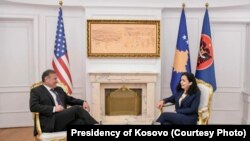 Fotografi nga takimi midis presidentes së Kosovës, Vjosa Osmani, dhe të dërguarit të SHBA-së për Ballkanin Perëndimor, Gabriel Escobar. 
