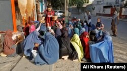 تعدادی از زنان و کودکان فقیر در کابل 