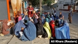 گروهی از زنان و کودکان فقیر در کابل 