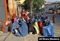 زنان و کودکان زیادی در افغانستان به کمک های جهانی وابسته اند