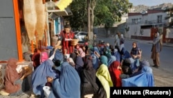 توزیع نان خشک رایگان به افراد نیازمند در کابل