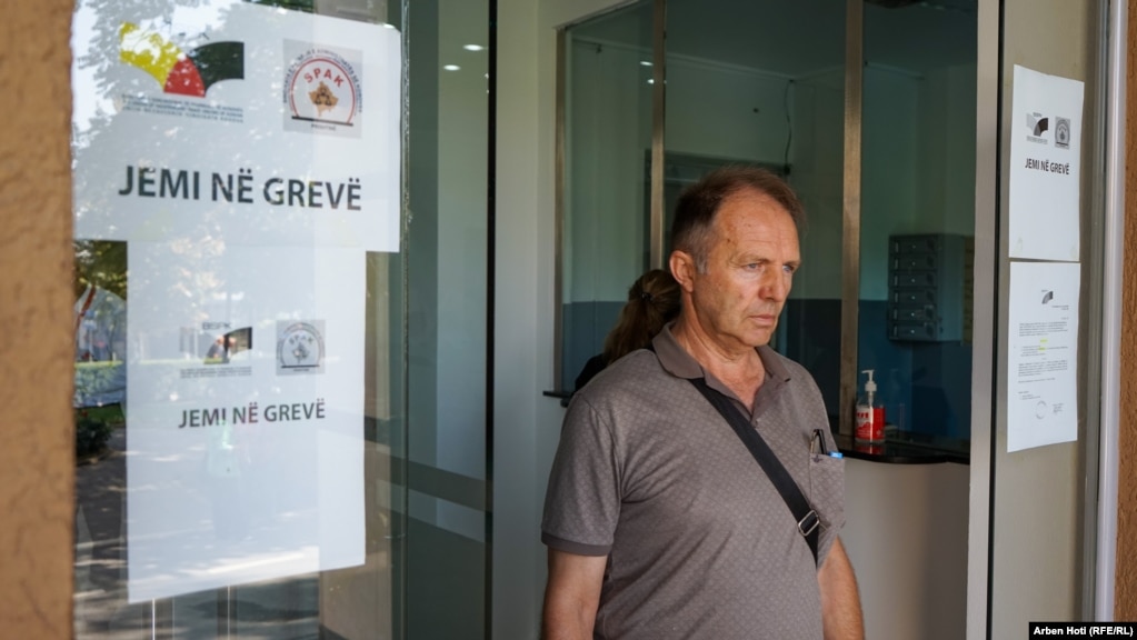 Enver Shabani nga Prishtina tha se nuk arriti të marrë dokumentin që i duhej, pasi që shërbyesit civilë ishin në grevë.