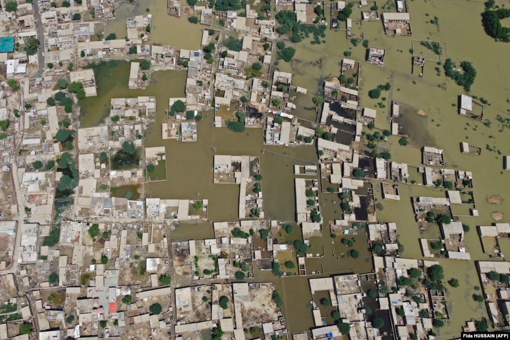 Fotografi ajrore që shfaq zonat e përmbytura të banimit, pas shirave të rrëmbyeshëm në distriktin e Xhafarabadit, në provincën e Baloçistanit, në Pakistan.