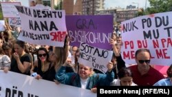 Građani na protestu u Prištini protiv seksualnog nasilja. Razlog je silovanje 11-godišnje djevojčice, 31. august 2022.
