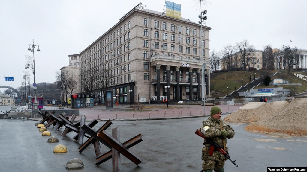 Kiev, 3 mars dhe 24 gusht 2022. Beteja për Kievin nisi më 24 shkurt. Trupat ruse iu afruan pallatit presidencial deri në 8 kilometra largësi.