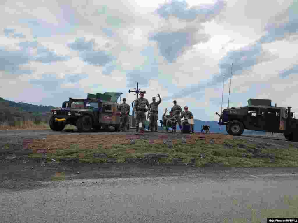 Американски припадници на КФОР во Јариње, северно Косово. Патиштата кои водат до граничниот премин Јариње, кој ги поврзува Косово и Србија, беа блокирани со барикади на 31 јули и 1 август. Сепак, тие беа отстранети попладнето на 1 август.