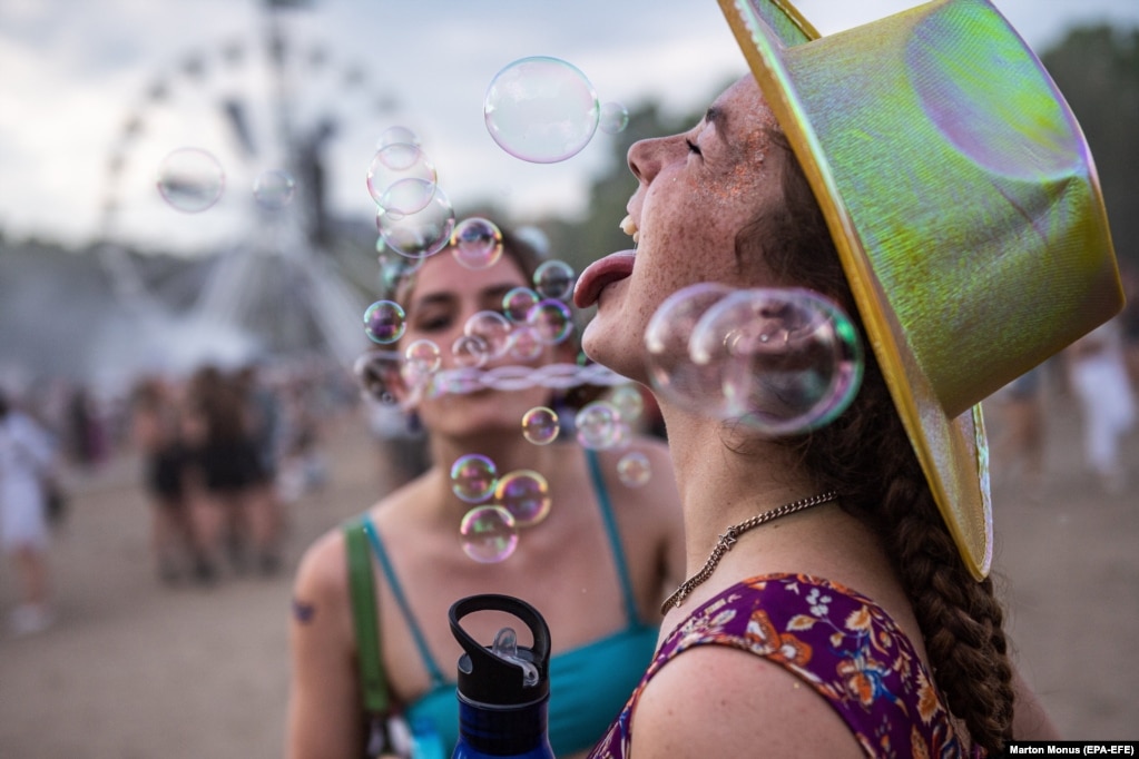 Pjesëmarrësit duke fryrë flluska sapuni në Festivalin e artit Sziget (sipas Ishullit Sziget) në Budapest.