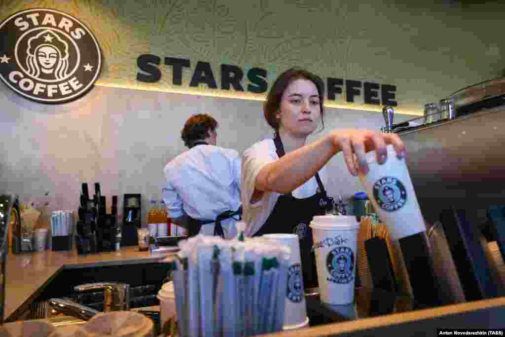 Это филиал Stars Coffee на Арбате в центре Москвы. Сеть кафе в стиле Starbucks открылась 18 августа.