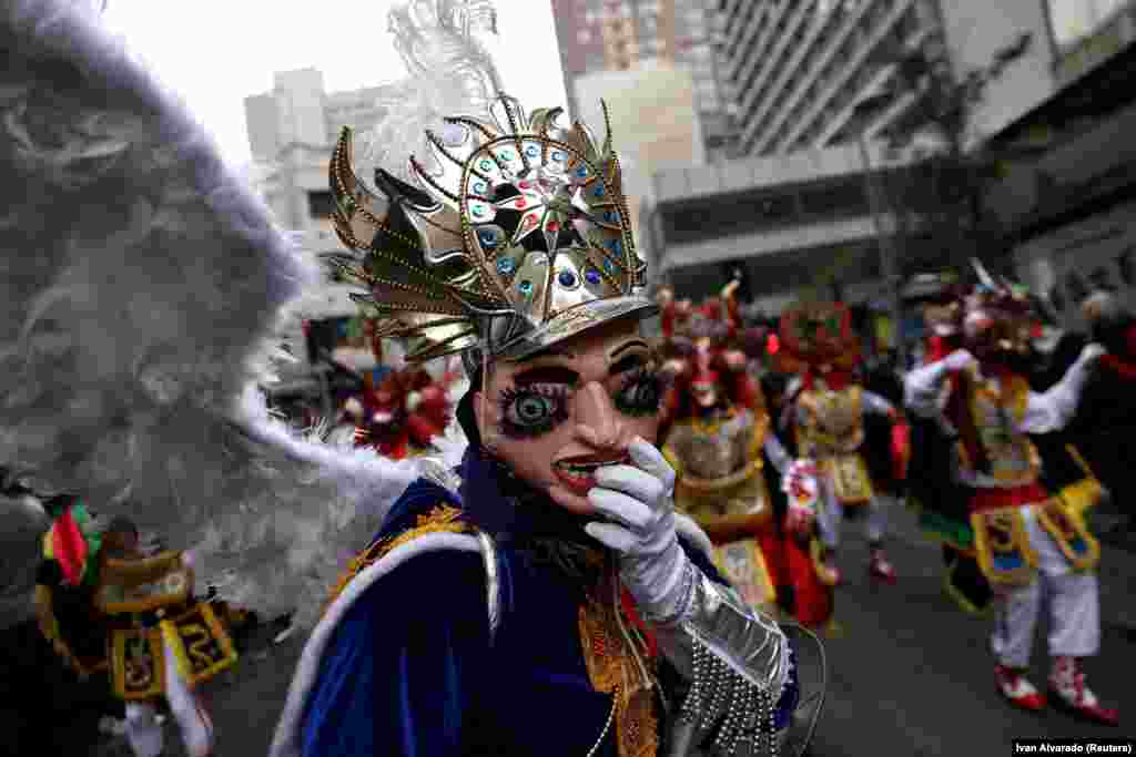 Članovi folklorne grupe Diablada plešu na proslavi godišnjice osnivanja Bolivije, u Santiagu, Čile, 6. august.