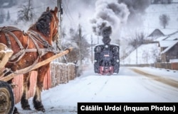 Bucovina are multe de oferit pentru turiști, nu doar trasee montane spectaculoase. În imagine, mocănița de la Huțulca.