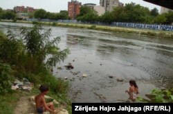 Fëmijët duke u larë në lumin e ndotur të Vardarit në Shkup.