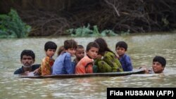 تصویر آرشیف: تعدادی از کودکان در یکی از مناطق سیلاب زده در پاکستان 