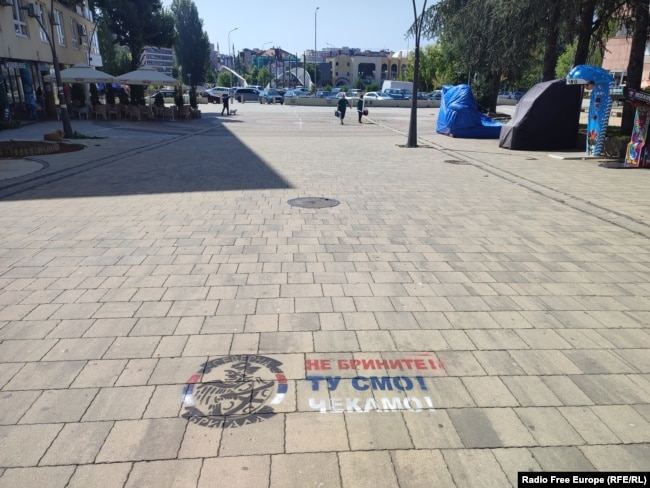 Grafite të shkruara në Mitrovicë të Veriut, "Mos u brengosni. Ne jemi këtu".