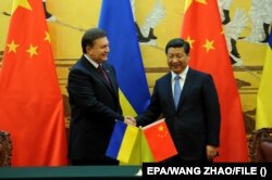 Тогдашний президент Украины Виктор Янукович с китайским лидером Си Цзиньпином. Пекин, 5 декабря 2013 года