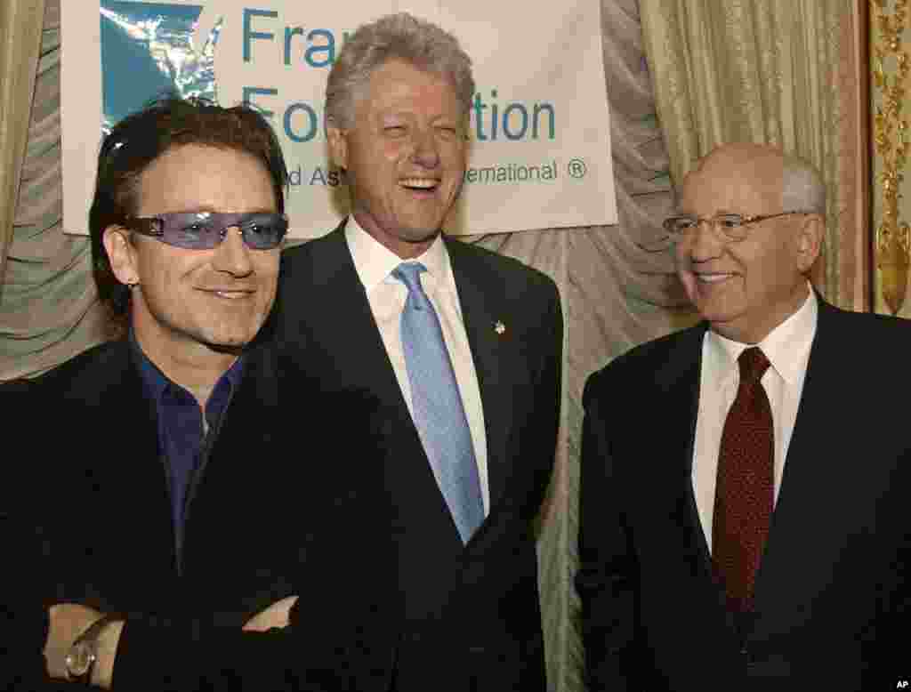 U.S. President Bill Clinton (center) shares a laugh with Gorbachev and U2 singer Bono before a dinner at the Russian Embassy in New York on March 10, 2002.