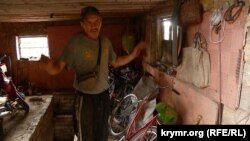 Олександр Худик показує залишені велосипеди біженців у своєму гаражі