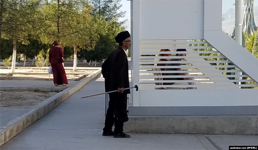 Aşgabat. Duralgadaky ýaşuly.&nbsp;