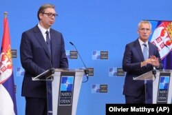 Sekretari i Përgjithshëm i NATO-s, Jens Stoltenberg (djathtas) dhe presidenti i Serbisë, Aleksandar Vuçiq (majtas). 17 gusht 2022.