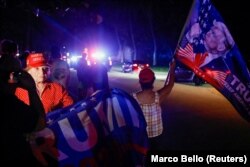 Pristalice Donalda Trumpa ispred njegovog doma Mar-a-Lago u Palm Beachu