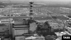  Изграждане на защитно оборудване над реактор №4 в Чернобилската атомна електроцентрала 