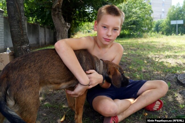 Один із мешканців шелтера з собакою, вивезеним з-під обстрілів