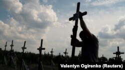 Înmormântarea unei persoane neidentificate ucisă de trupele ruse la Bucea. 