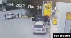 Скриншот видео с АЗС, где угнали Mercedes Gelandewagen