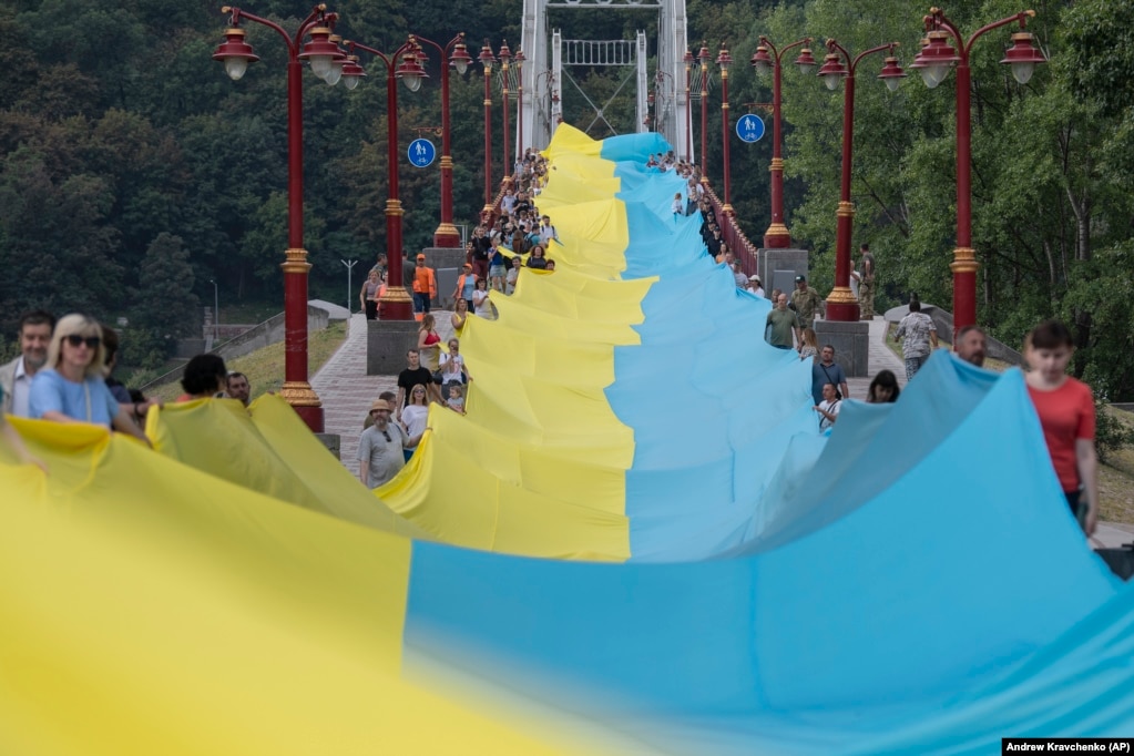 Aktivistët duke mbajtur një flamur gjigant ukrainas, gjatë një ngjarjeje të quajtur Ukraina e Bashkuar, në Kiev.