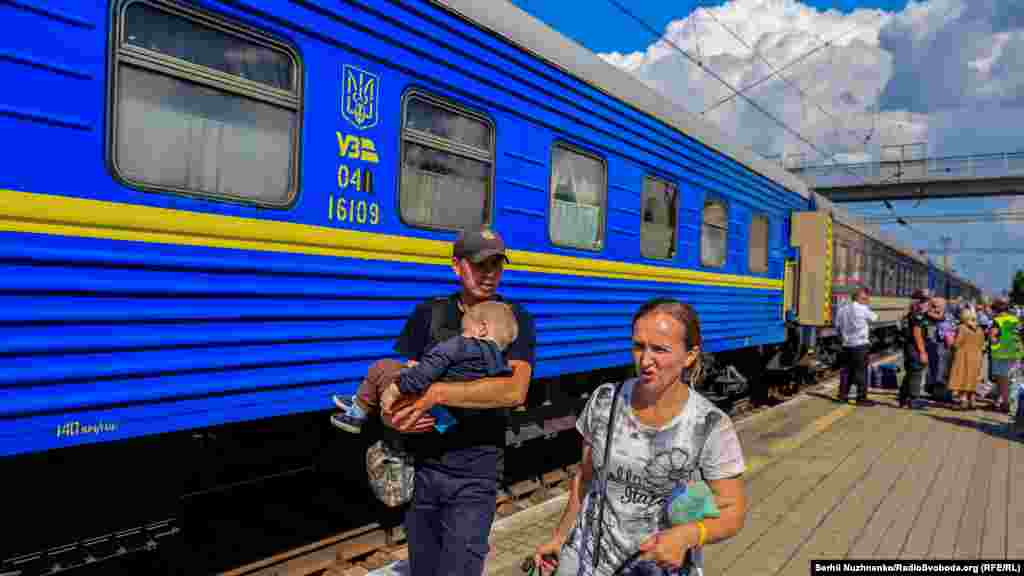 Жінка та чоловік з дитиною прямують до вагону. За даними Офісу генерального прокурора України, станом на 7 серпня від початку повномасштабного вторгнення внаслідок збройної агресії Росії загинула щонайменше 361 дитина, понад 703 &ndash; отримали поранення.&nbsp;Найбільше дітей постраждали саме у Донецькій області &ndash; 371. &nbsp;